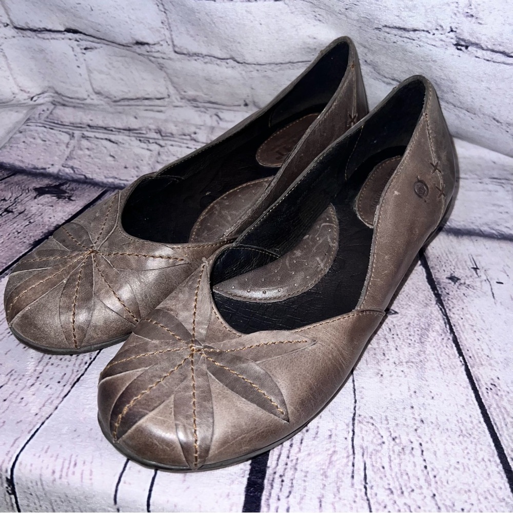 Born Women’s Charlotte Distressed‎ Gray Floral Detailed Boho Flats Size 9